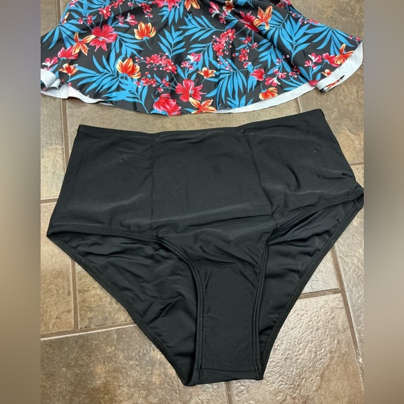 🔥3/$42 with FREE SHIPPING🔥 Floral Tankini Swimsuit with Black Bottoms - Picture 4 of 5
